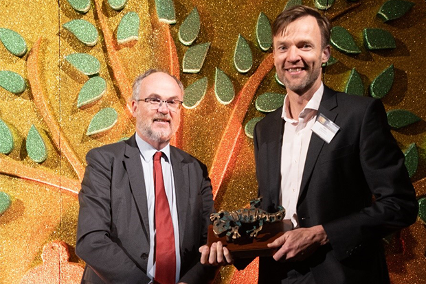 Minister Bill Johnston with 2022 Golden Gecko Winner Mark Dobrowolski, Iluka Resources.